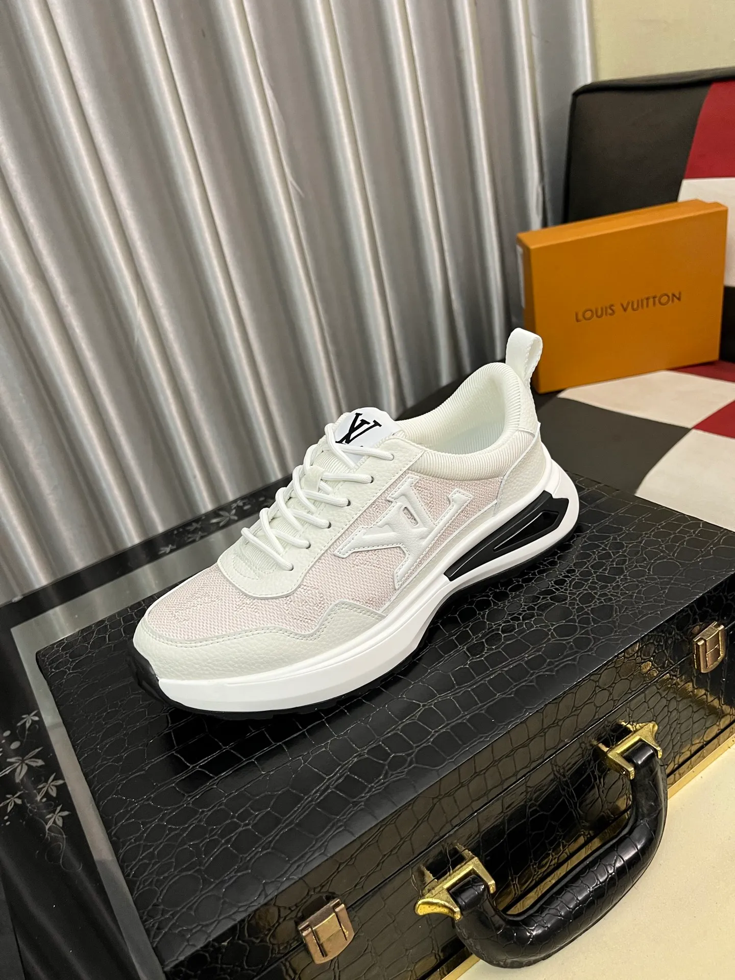 Men's shoes 💰458⌚️⌚️【LOUlS VUlTTON】Louis Vuitton ~ unique and casual style. LV counter purchasing 🏃casual shoes😍😍 Men's 2022 counters are on sale simultaneously, Italian imported brands select first-layer Italian cowhide. 🐑Sheepskin lining (refuses to discolor and rub feet) Sole: Original sole specially provided by the original factory 🎬Better in kind Size number: 38-443️⃣Colors available